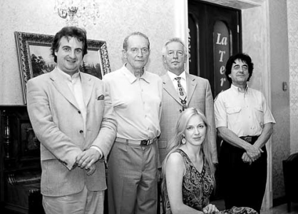 Вместе дружная семья (слева направо): М.Могилевский, В.Дябло, А.Сокол, Е.Могилевский, С.Могилевская