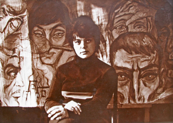 Анна Зильберман у своей картины "Катастрофа"