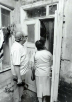 Вход в убежище с Авчинниковского переулка 7. 4 октября 1991 г. Впервые через 47 лет после освобождения я с фотокорреспондентом посетили убежище. Со мной муж Иосиф Штрах.