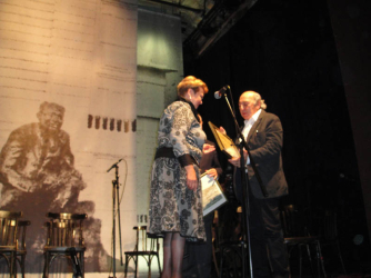Т.Г.Фидирко вручает Почетный диплом победителю конкурса на лучший проект памятника И.Э. Бабелю московскому скульптору Георгию Франгуляну.