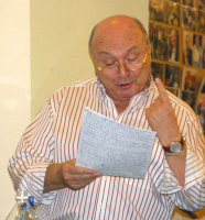 Президент клуба Михаил Жванецкий читает в клубе свои новые произведения.
