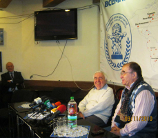 Пресс-конференцию проводят вице-президенты клуба Евгений Голубовский и Валерий Хаит (справа)